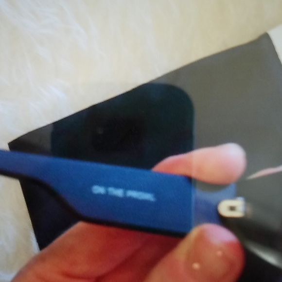 1 left! Quay on the prowl pink mirror sunnies - Picture 4 of 4